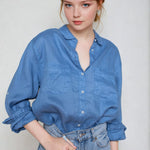 Model wearing Hut Periwinkle Boyfriend Linen shirt with denim jeans